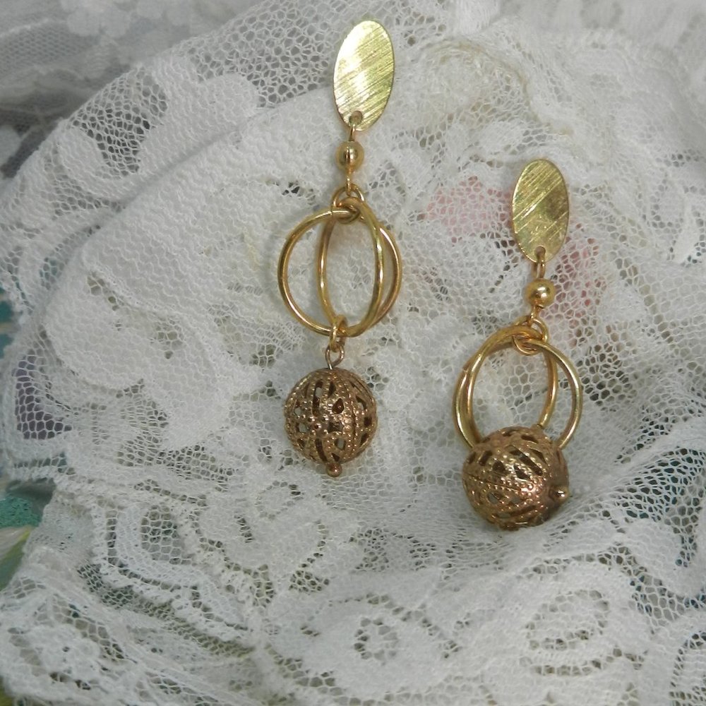 Filigreed gold chandelier pierced earrings gold tone drop and dangle Victorian - Picture 3 of 13